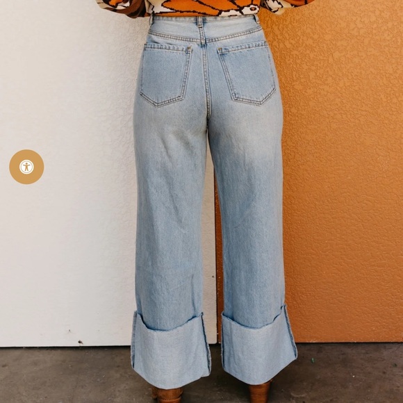 NWOT- Le Lis Light Wash High-Rise Wide Cuff Boutique Leg Jeans 100% cotton - Picture 4 of 7